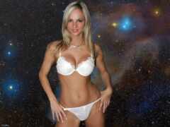 женщина в белом бюстгальтере и трусиках позирует для фото