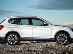 закрытая крыша белого внедорожника bmw, припаркованного на скалистой дороге
