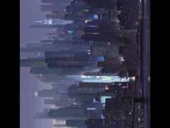 женский вид на горизонт города ночью с самолетом, летящим мимо