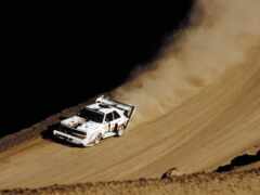 грязная дорога с грузовиком, едущим по ней