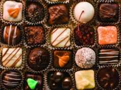 закрытие коробки шоколада с различными вкусами