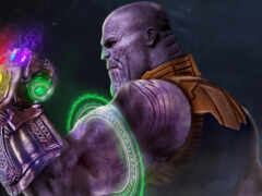 теос, держащий светящиеся огни в руках в темной комнате