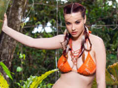 женщина в бикини позирует в джунглях