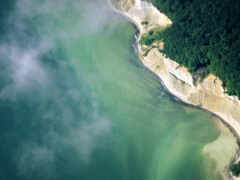 есть вид на водоем с самолета