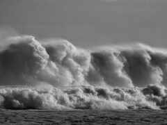 черно-белое фото волны, разбивающейся в океане