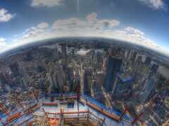 женский вид на город из высотного здания