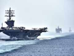 женщина-морской корабль в воде с другими кораблями на заднем плане