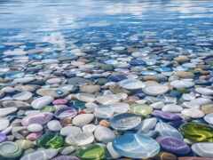 на воде много камней и камней