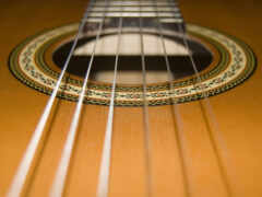 закрытие гитарных струн и ладов с размытым фоном