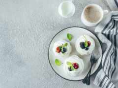 на тарелке четыре десерта с чашкой кофе