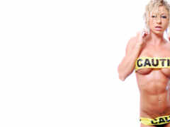 блондинка в желтом бикини позирует для фото с осторожностью лентой вокруг талии