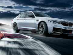 новый конкурент bmw m5 находится на трассе