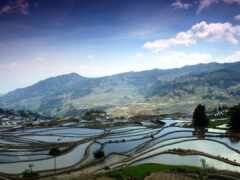 горы и долины с рекой и несколькими террасами