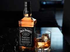 бутылка виски jack daniels рядом со стаканом виски