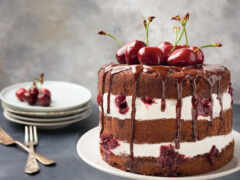 есть шоколадный торт с вишней поверх него