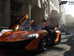 закрытие автомобиля с открытыми дверями на улице