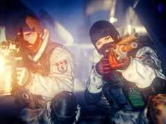 двое мужчин в камуфляже держат оружие и фонарик