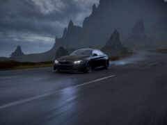 женский вид автомобиля, едущего по дороге с горами на заднем плане