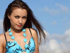 есть женщина в голубом бикини и ожерелье