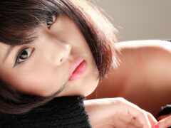 есть женщина, которая лежит с рукой на груди