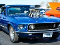 есть синий автомобиль с двигателем v8 на капоте