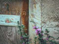 на двери есть табличка с надписью "добро пожаловать"