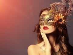 женщина с маской и пером на голове