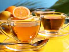 две чашки чая и ложка на столе