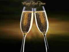 две шампанские флейты с сверкающими пузырьками на черном фоне