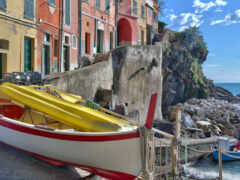 лодки припаркованы на обочине дороги возле воды