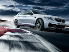 новый конкурент bmw m5 находится на трассе