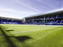 женский вид футбольного поля с голом в середине