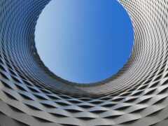 женский вид круглой структуры с голубым небом на заднем плане