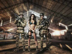 трое солдат в камуфляже позируют на складе с женщиной