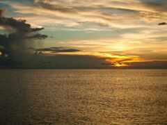 арафляйный снимок заката над океаном с облаком