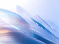 есть две доски для серфинга, которые сидят на столе