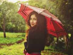 женщина держит зонтик в поле