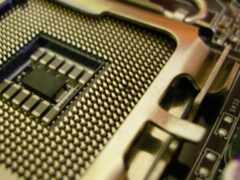 закрытие компьютерного чипа на материнской плате компьютера