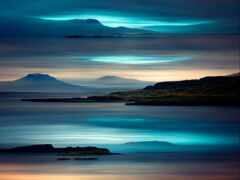 вид на водоем с горами на заднем плане