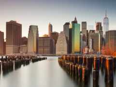 красивый вид на городской горизонт с длительным воздействием воды