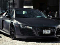 audi r8 с черной оберткой припаркован рядом с белой машиной