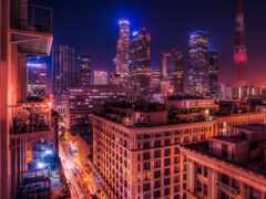 вид на город ночью с большим количеством высоких зданий