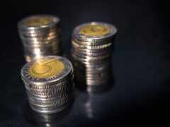 есть три стопки монет, сидящих друг над другом