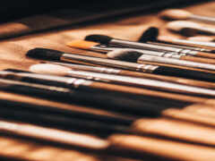 есть много кистей, которые выстроились на столе