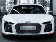 новый спортивный автомобиль audi припаркован в выставочном зале