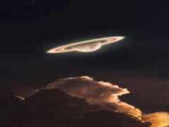 в небе есть кольцо с облаком внизу