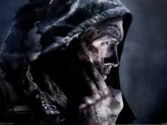 женщина в капюшоне с ножом в руке