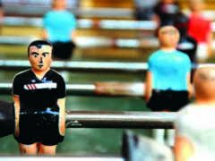 есть много статуэток мужчин, играющих foo foo foo foo foo foo foo foo foo foo