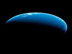 близость голубой планеты с черным фоном