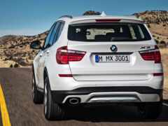 закрытая крыша белого внедорожника bmw, едущего по дороге